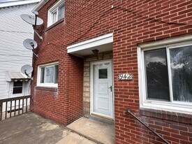 942 Beaver Rd, Unit 1 in Ambridge, PA - Building Photo
