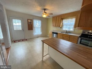 588 Wakefield Dr in Colonial Beach, VA - Building Photo - Building Photo