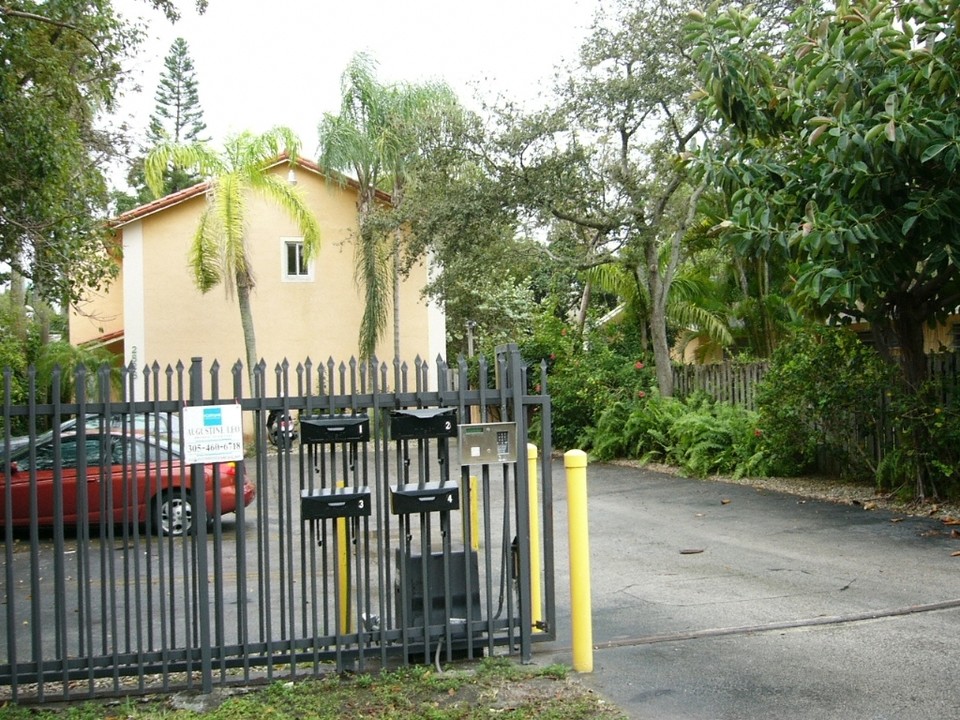 2828 Coconut Ave in Miami, FL - Building Photo