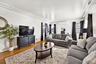 4343 Laurel Canyon Blvd in Studio City, CA - Foto de edificio - Building Photo