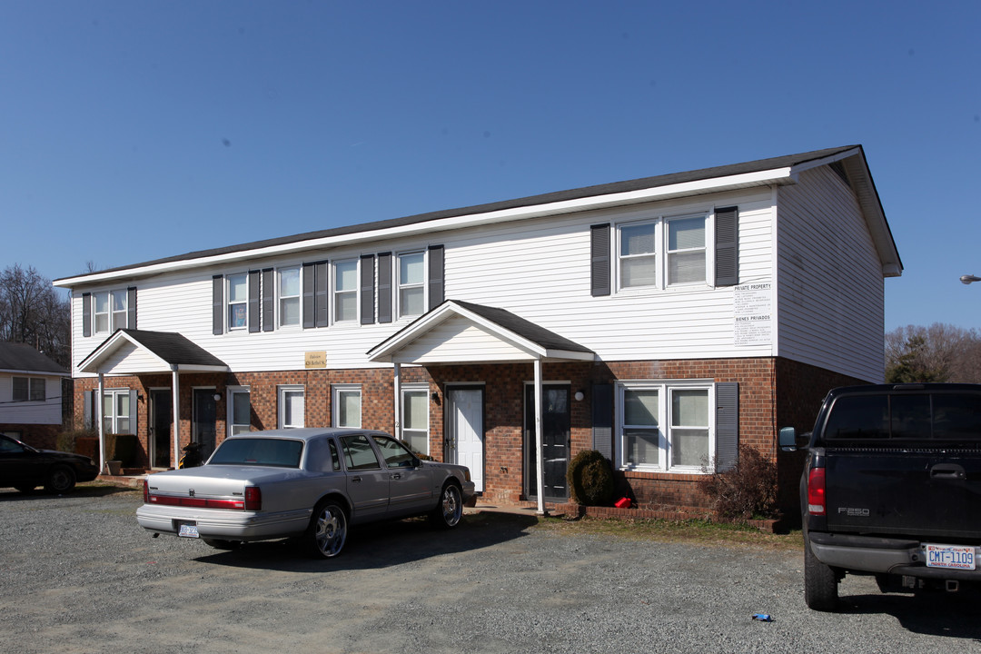 Oakview Apartments in Gibsonville, NC - Building Photo