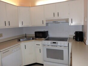 121 Lake Pine Cir in Greenacres, FL - Building Photo - Building Photo