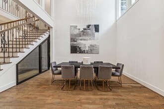 10 S Briar Hollow Ln in Houston, TX - Building Photo - Building Photo