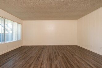 1050 Meadow Lake Dr in Vista, CA - Building Photo - Building Photo