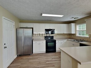 4241 Sandstone Dr in Antioch, TN - Building Photo - Building Photo