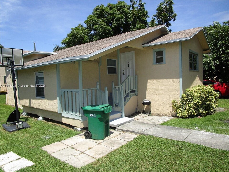 349 Cypress Ave in Pahokee, FL - Foto de edificio