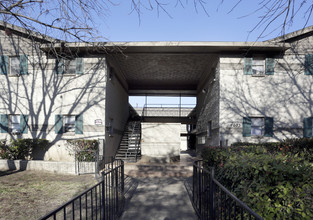 The Tara House Apartments in Dallas, TX - Building Photo - Building Photo