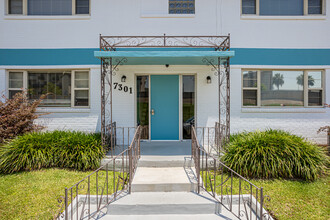 7301 W End Blvd in New Orleans, LA - Building Photo - Building Photo