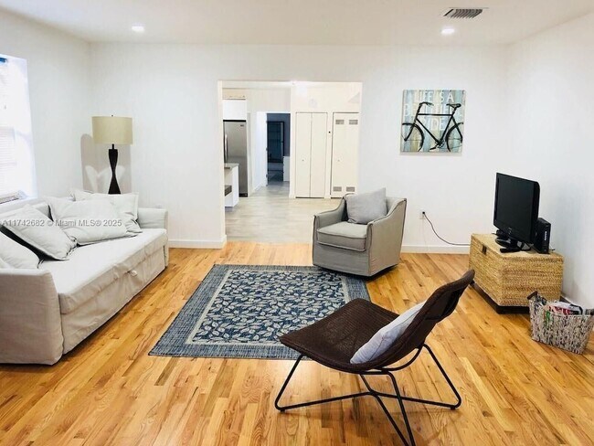 2375 NE 185th St in Miami, FL - Building Photo - Building Photo
