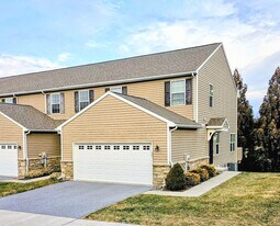 361 Cedar Holw in Manheim, PA - Building Photo