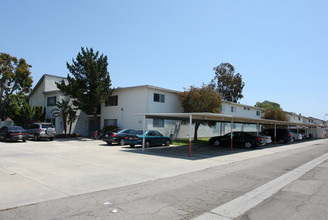 Woodcrest Apartments in Oxnard, CA - Building Photo - Building Photo