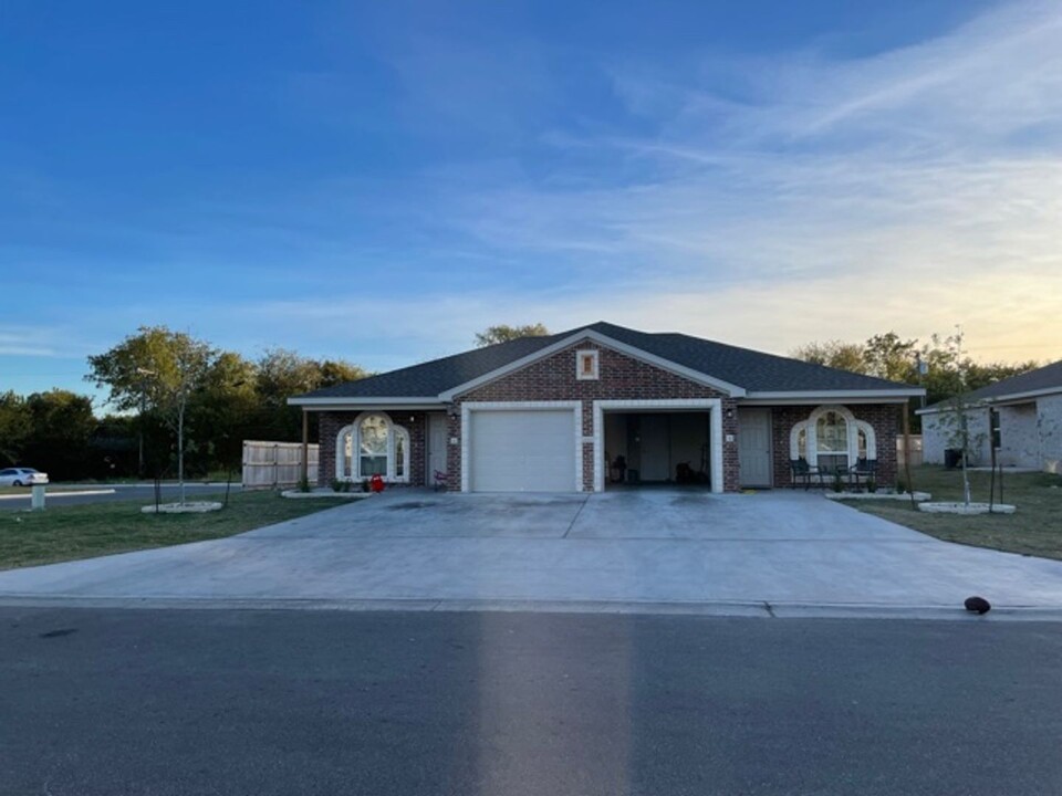 1313 Calle de Bronce in Temple, TX - Building Photo