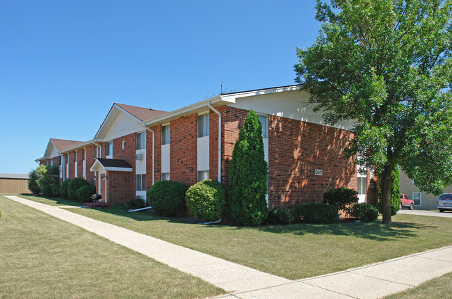 Heritage Court in Sturtevant, WI - Foto de edificio - Building Photo