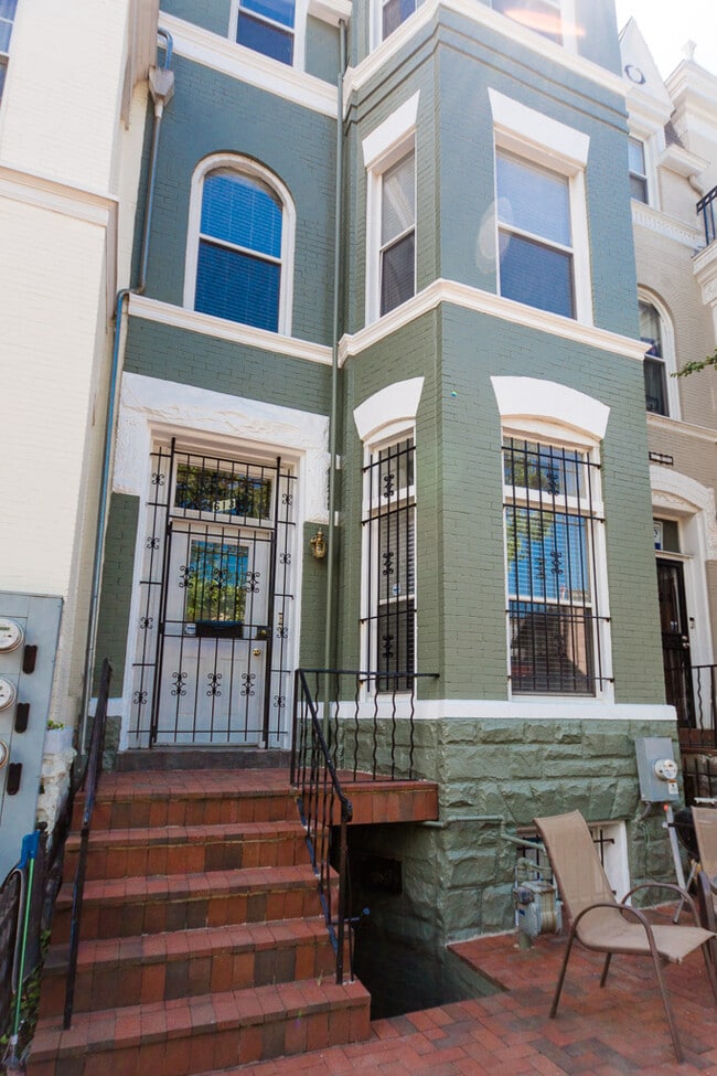 613 8th St NE, Unit English Basement