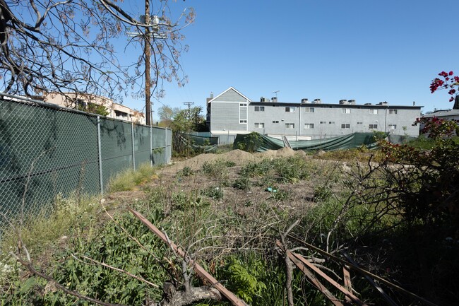 10804-10806 Blix St in North Hollywood, CA - Foto de edificio - Building Photo