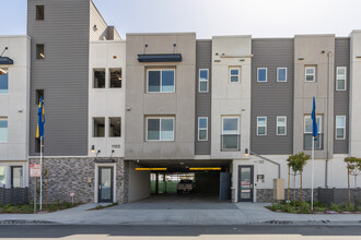 The Breakers - South Swell in Oceanside, CA - Building Photo - Building Photo