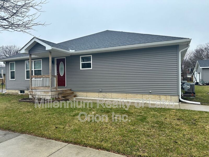 2 Pleasant St in Oxford, MI - Building Photo