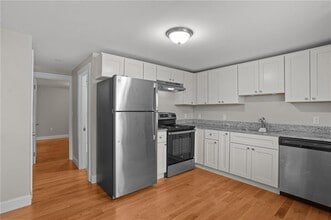 54 Hillside Ave in Tiverton, RI - Building Photo - Building Photo