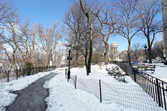 317 W 89th St in New York, NY - Foto de edificio - Building Photo