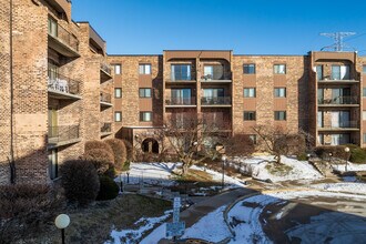 Lakeside Condo B Associates in Mount Prospect, IL - Building Photo - Building Photo