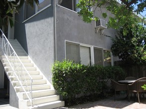 211-215 S Reeves Dr in Beverly Hills, CA - Building Photo - Building Photo