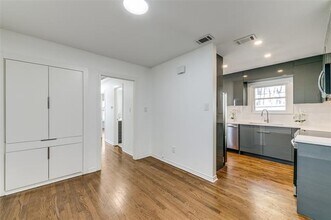 5119 Maple Springs Blvd in Dallas, TX - Building Photo - Building Photo
