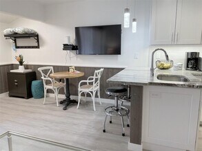 3543 Longmeadow in Sarasota, FL - Foto de edificio - Building Photo