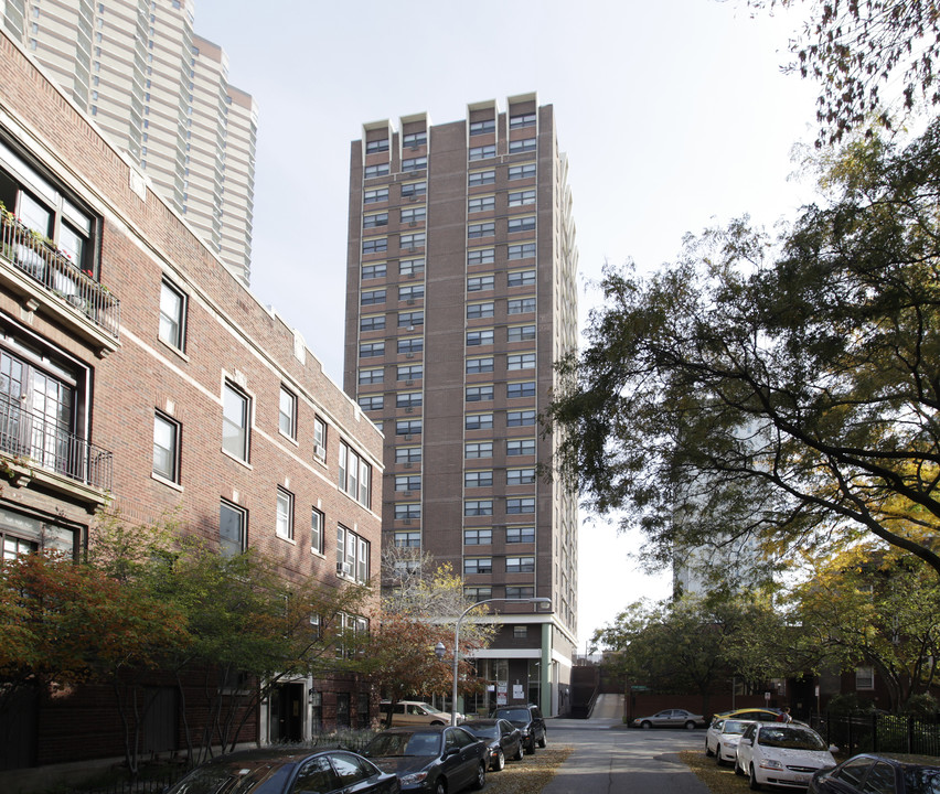 Pine Grove Apartments in Chicago, IL - Building Photo