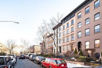 90 1st Pl in Brooklyn, NY - Building Photo - Building Photo