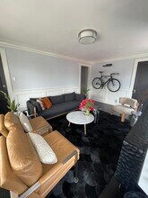 111 E 10th St, Unit Unit 2 in Bloomington, IN - Foto de edificio - Building Photo