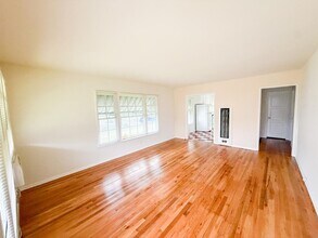 2-7022 Hazeltine Ave in Van Nuys, CA - Foto de edificio - Building Photo