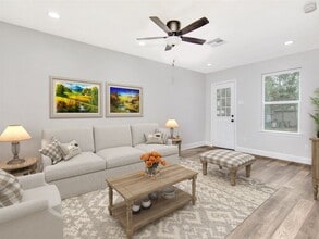223 Lakewood Dr in Baytown, TX - Building Photo - Building Photo