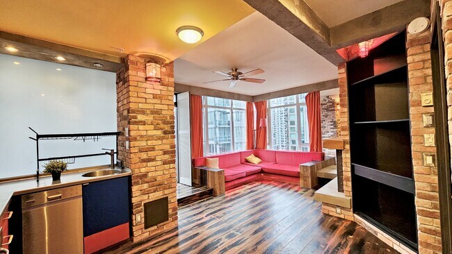 480 Robson St in Vancouver, BC - Building Photo - Building Photo