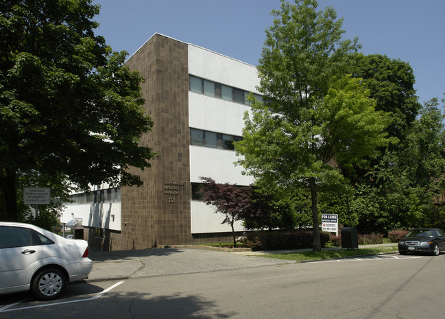 Hampshire House in White Plains, NY - Foto de edificio - Building Photo