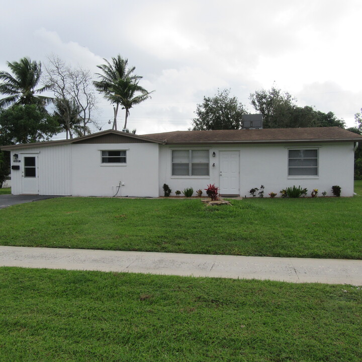 2354 Sherwood Forest Blvd in West Palm Beach, FL - Foto de edificio