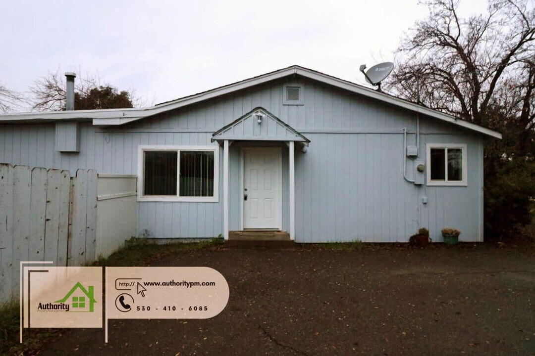 1945 Vega St in Redding, CA - Building Photo