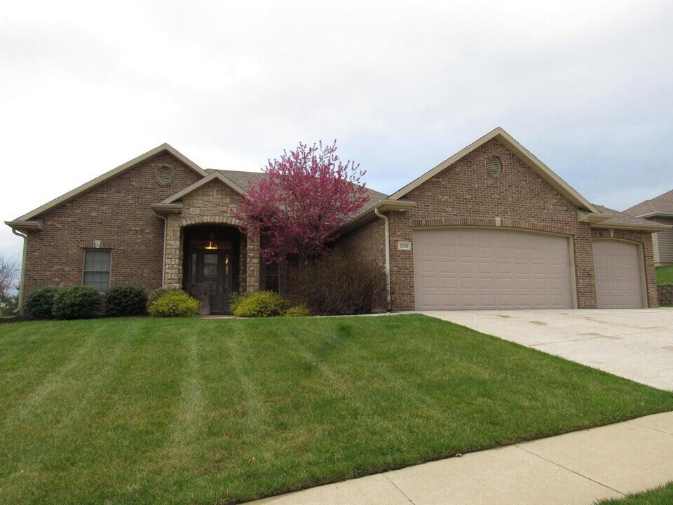 2208 Oak Harbor Ct in Columbia, MO - Building Photo