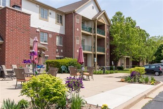 Foxbrook Senior Apartments in Brookfield, WI - Foto de edificio - Building Photo