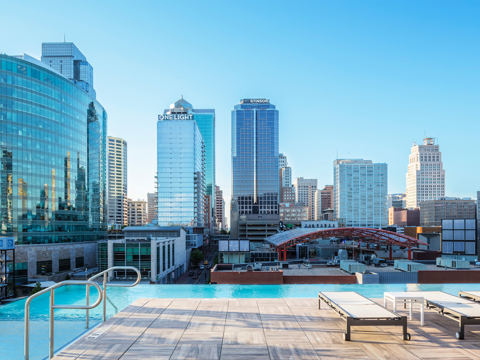 Two Light Luxury Apartments in Kansas City, MO - Foto de edificio