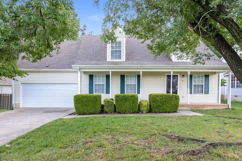 495 Forest Ridge Dr in La Vergne, TN - Building Photo