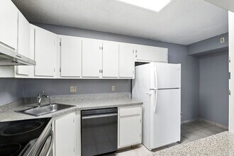 8201 Sun Spring Cir in Orlando, FL - Building Photo - Building Photo