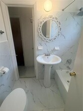 1290 NE 156th St in North Miami Beach, FL - Building Photo - Building Photo