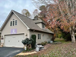 113 Fairway Knoll Dr in Hendersonville, NC - Foto de edificio - Building Photo