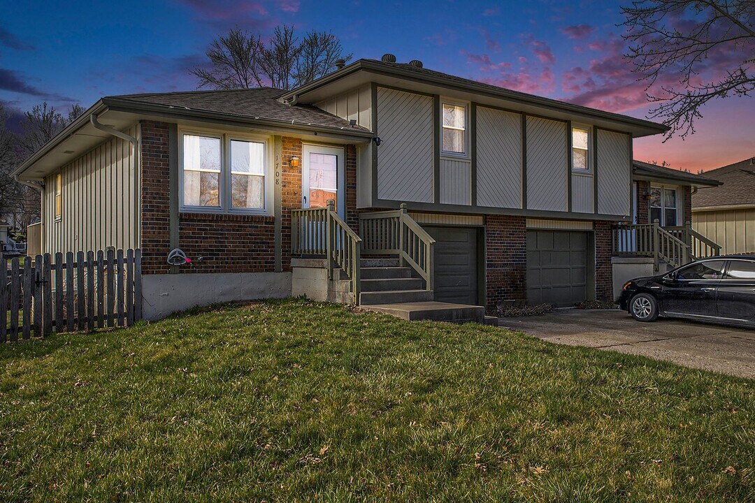 1708 SW Sunset Ave in Blue Springs, MO - Foto de edificio