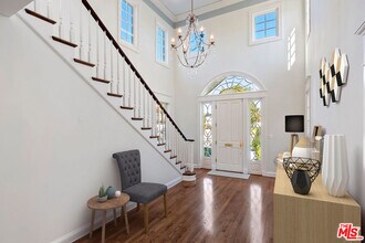 360 Alma Real Dr in Los Angeles, CA - Building Photo - Building Photo