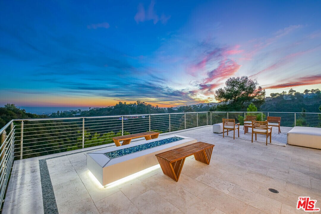 1121 Roberto Ln in Los Angeles, CA - Foto de edificio