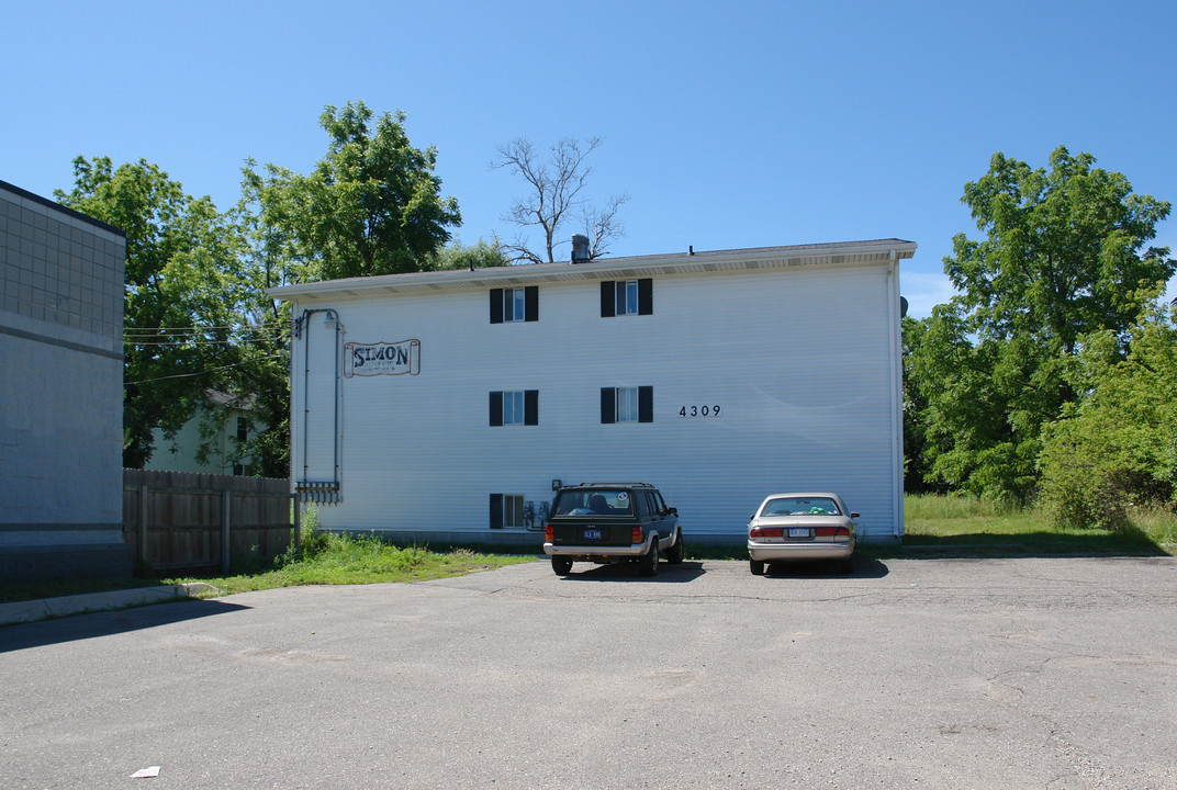 Simon Manor West in Lansing, MI - Building Photo