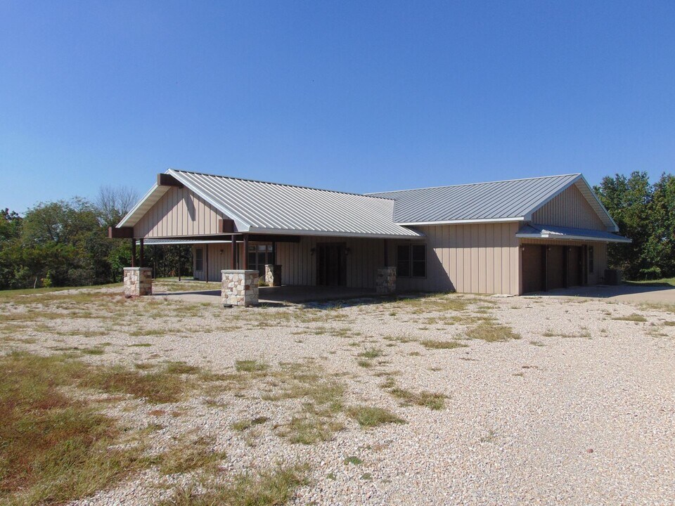 741 MO-124 in Fayette, MO - Building Photo