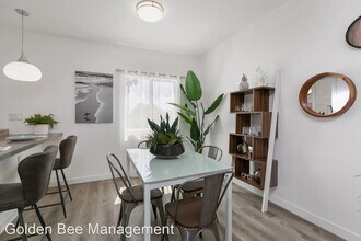 6736 Woodley Ave in Los Angeles, CA - Foto de edificio - Building Photo