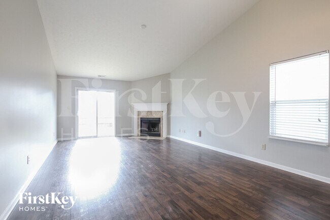 1470 Bluestem Dr in Greenwood, IN - Foto de edificio - Building Photo